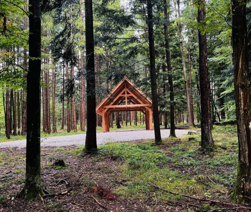 Das Holz-Pavillon auf dem Andachtsplatz des Naturfriedhofs Ammersee